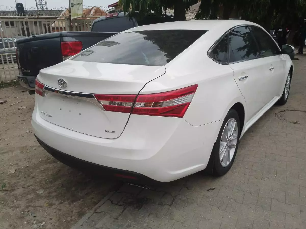 Toyota Avalon   - 2014