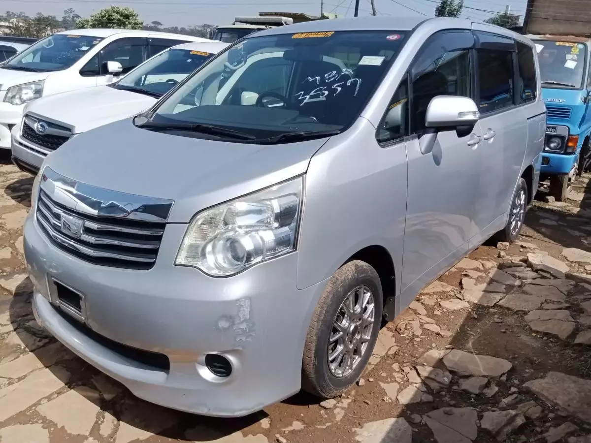 Toyota Noah   - 2009