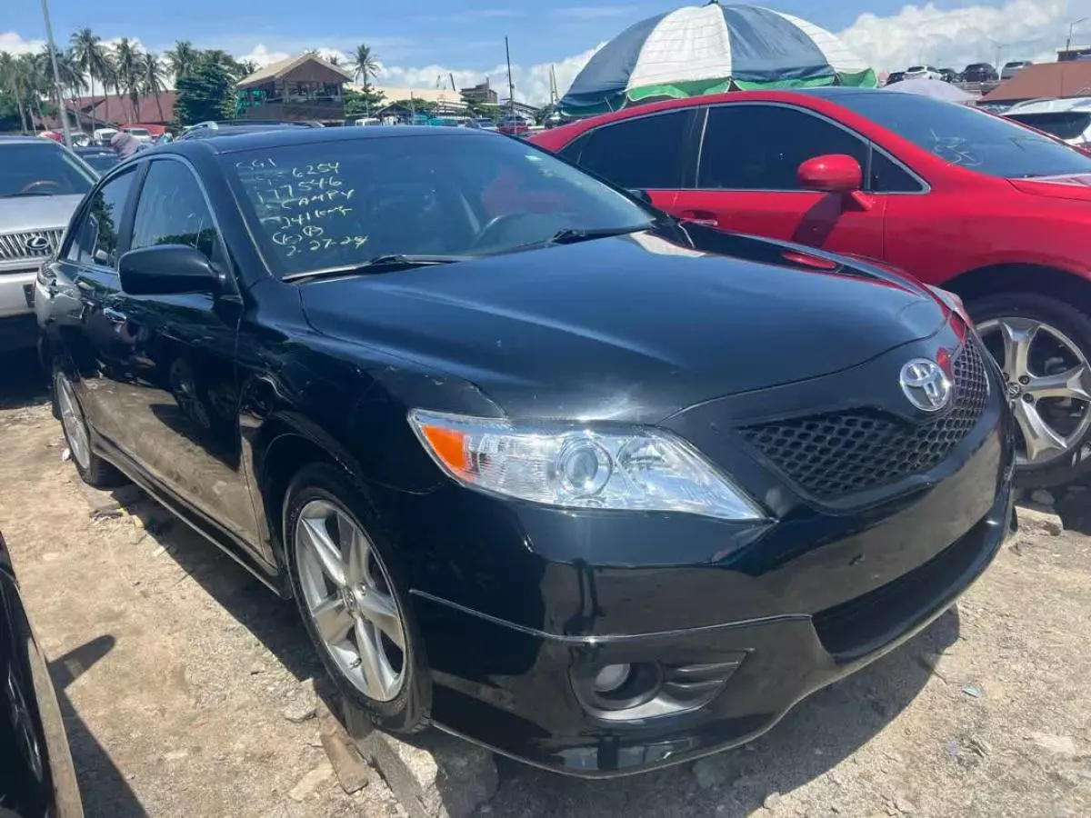 Toyota Camry   - 2011