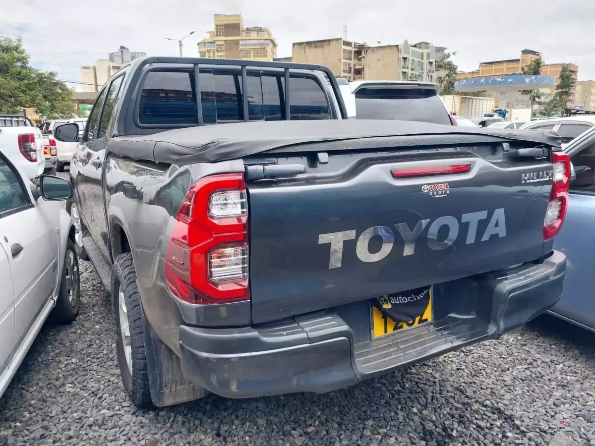 Toyota Hilux    - 2020