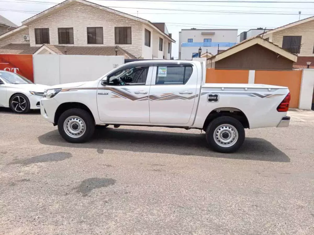 Toyota Hilux   - 2024