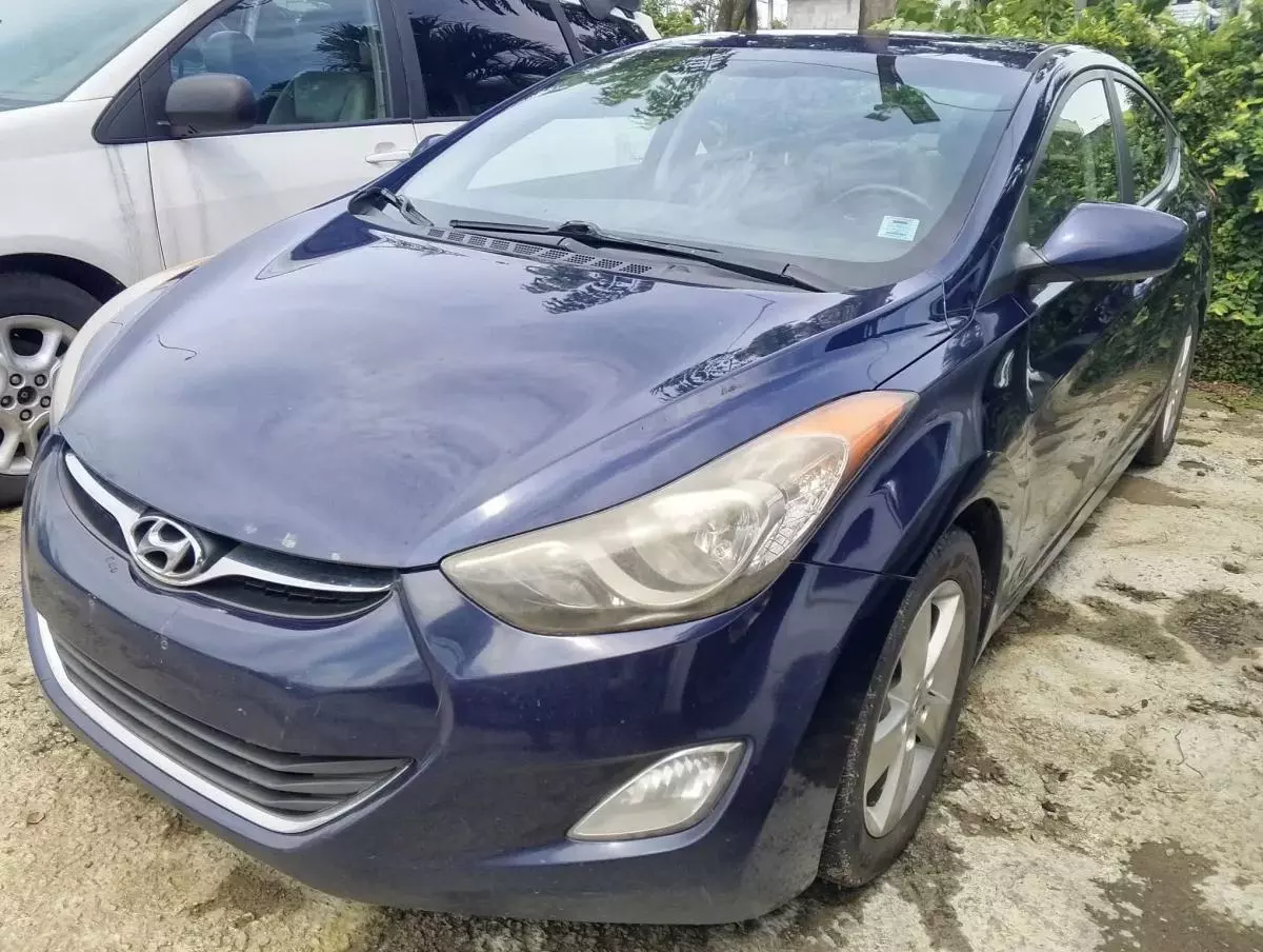 Hyundai Elantra   - 2012