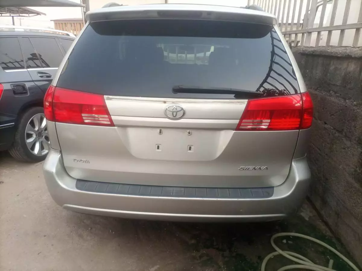 Toyota Sienna - 2004