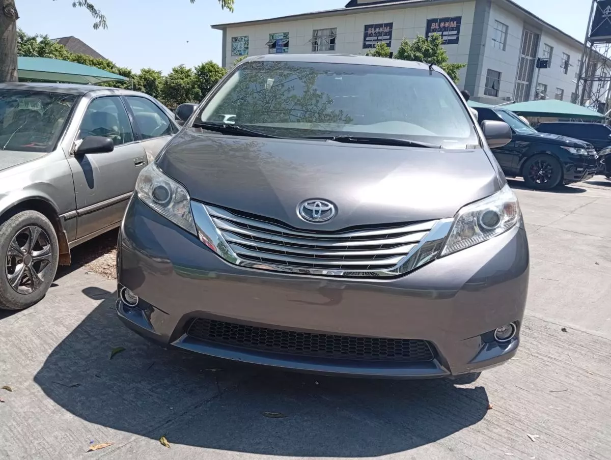 Toyota Sienna   - 2013