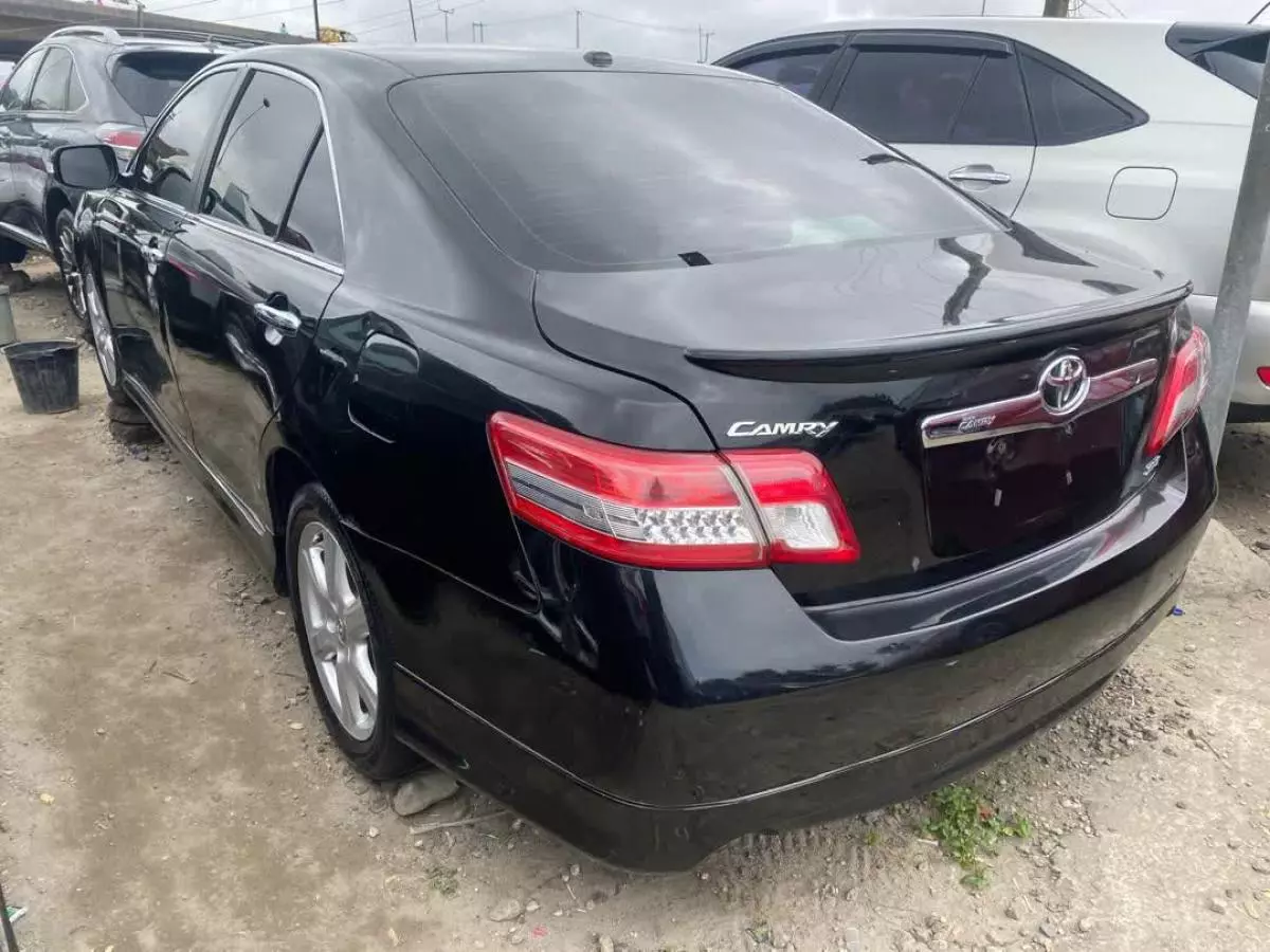 Toyota Camry   - 2011