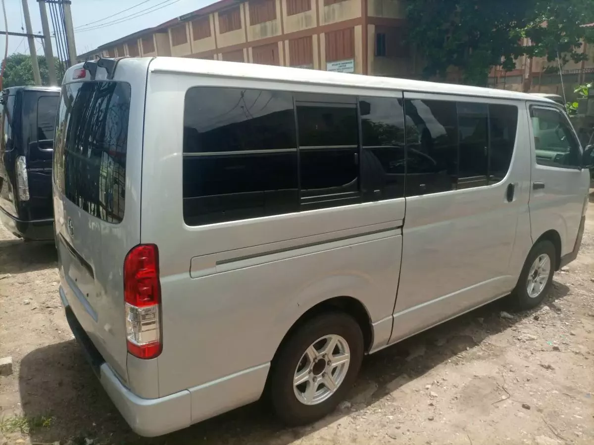 Toyota Hiace   - 2009