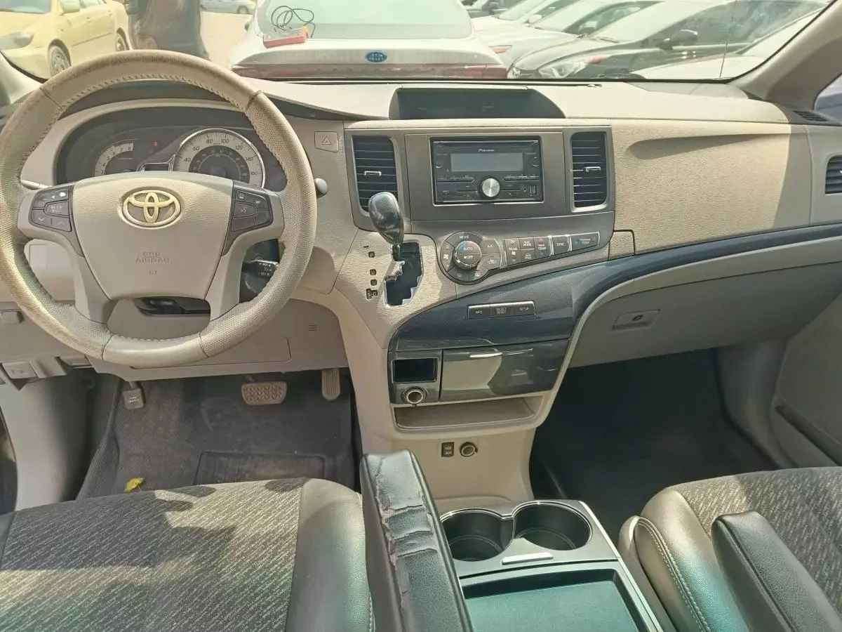 Toyota Sienna - 2011