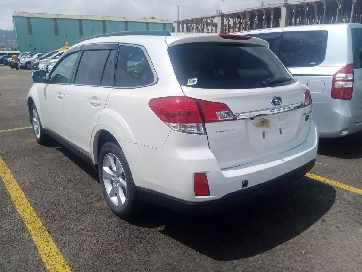 Subaru Outback   - 2011