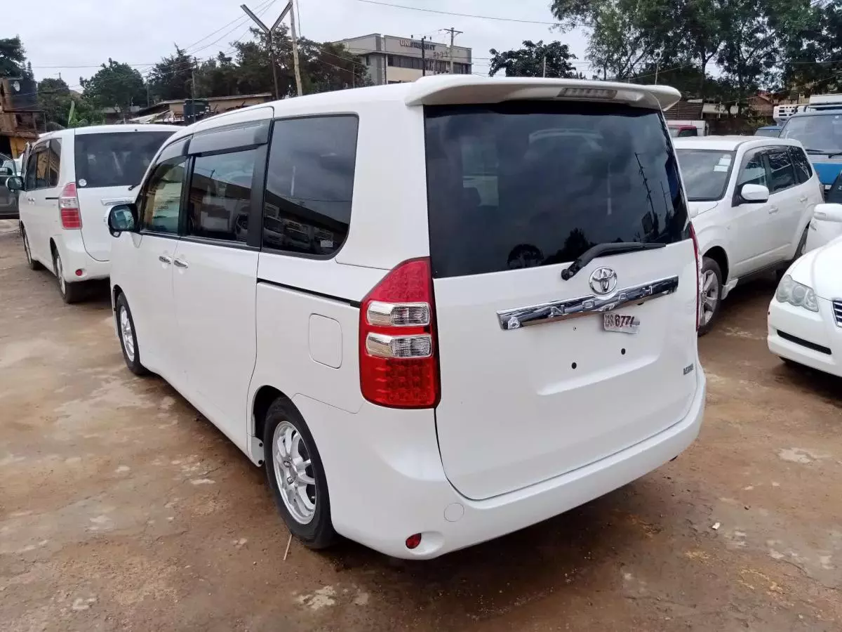 Toyota Noah   - 2011