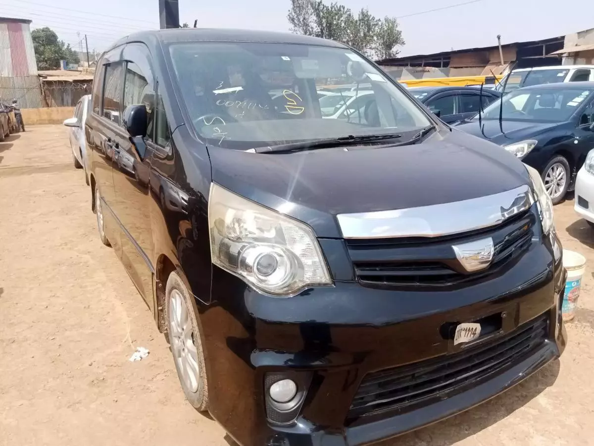 Toyota Noah   - 2011