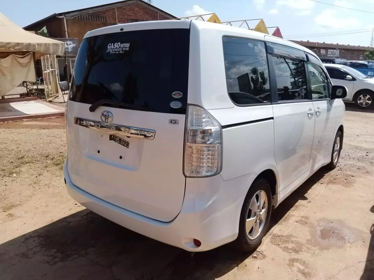 Toyota Noah   - 2009