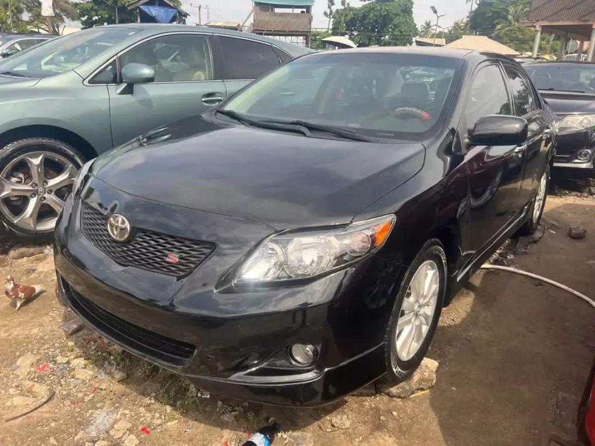 Toyota Corolla   - 2010