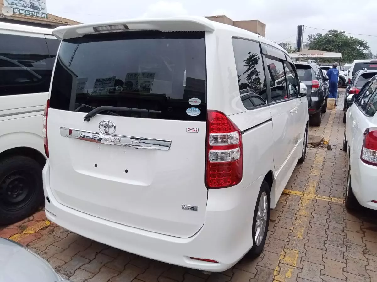 Toyota Noah   - 2012