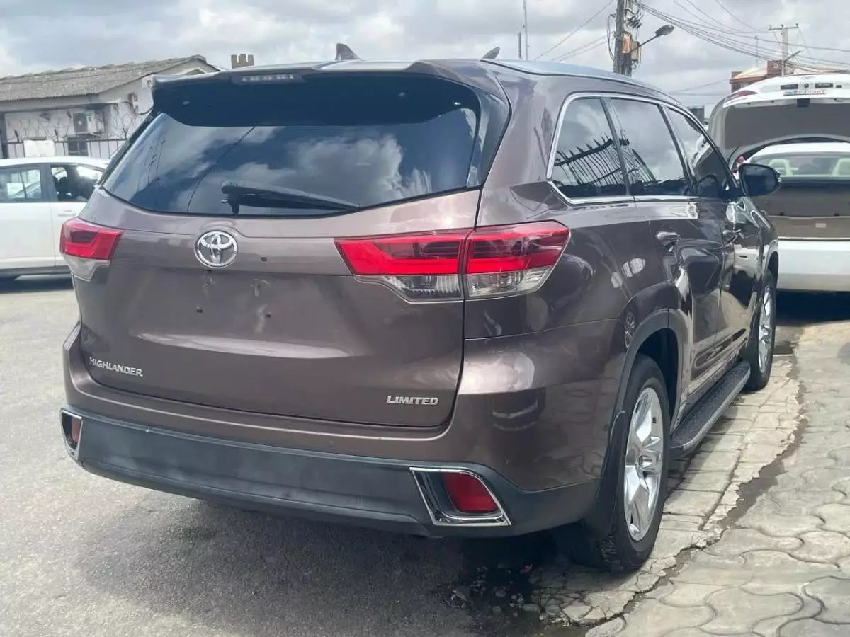 Toyota Highlander   - 2017