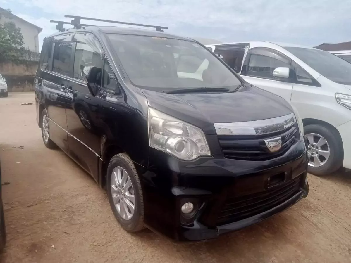 Toyota Noah   - 2011