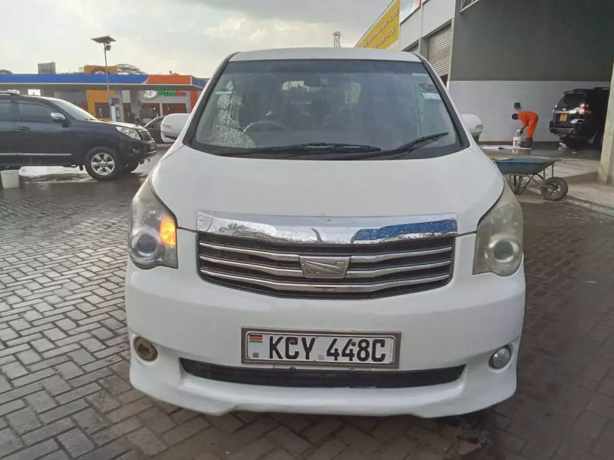 Toyota Noah   - 2015