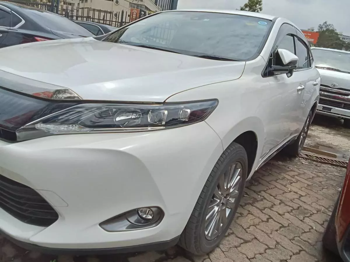 Toyota Harrier   - 2017