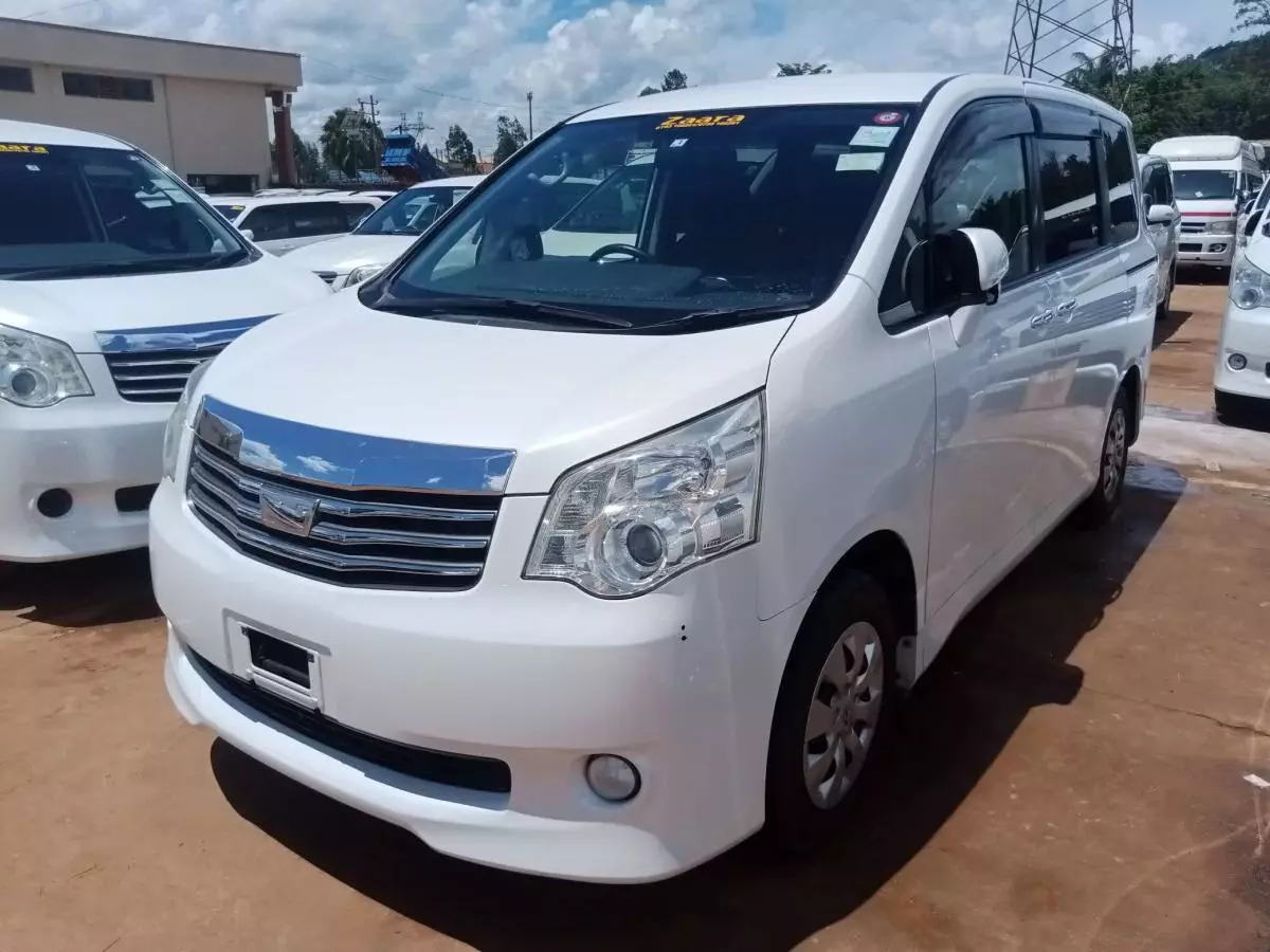 Toyota Noah   - 2012