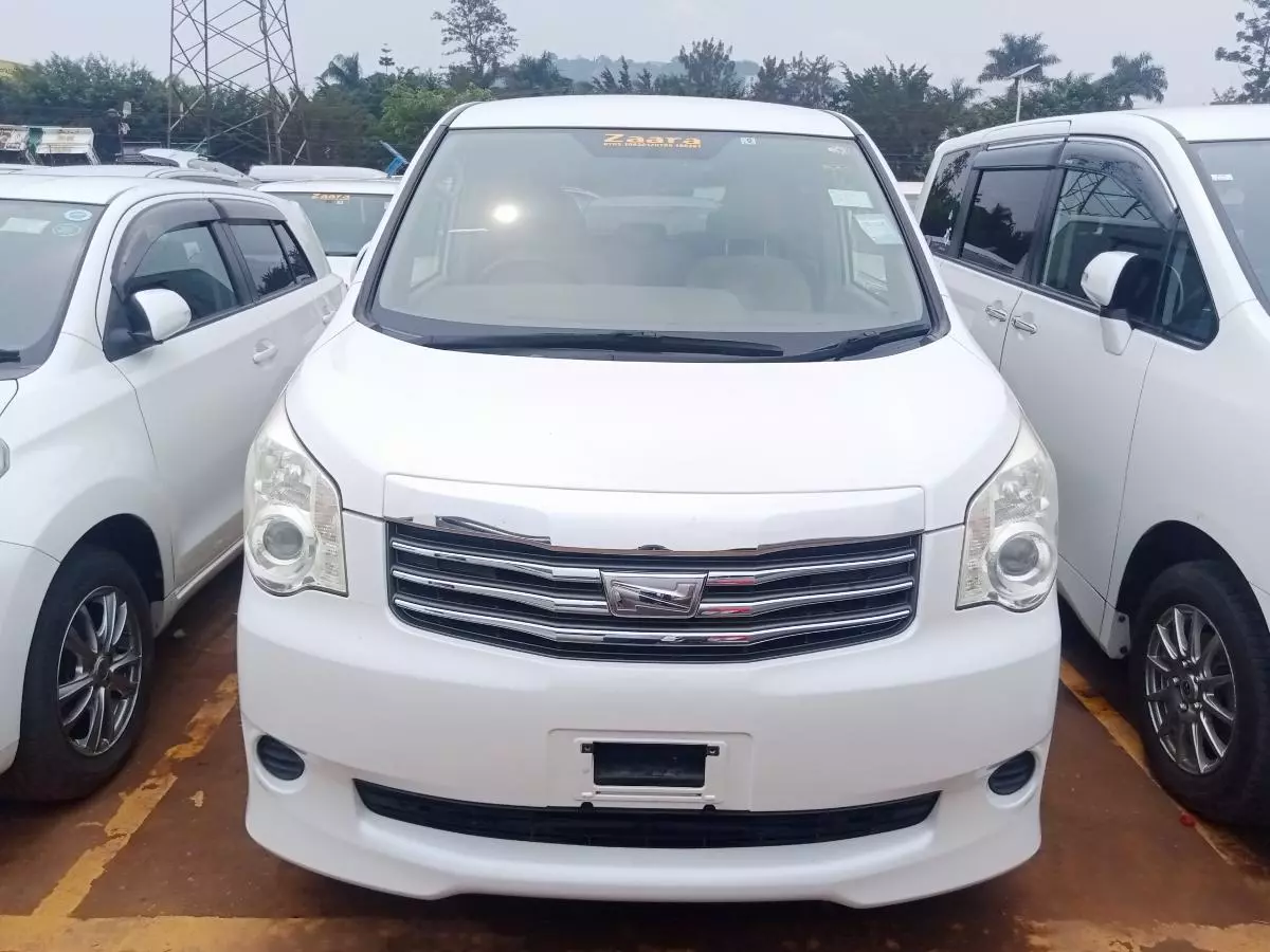 Toyota Noah   - 2012