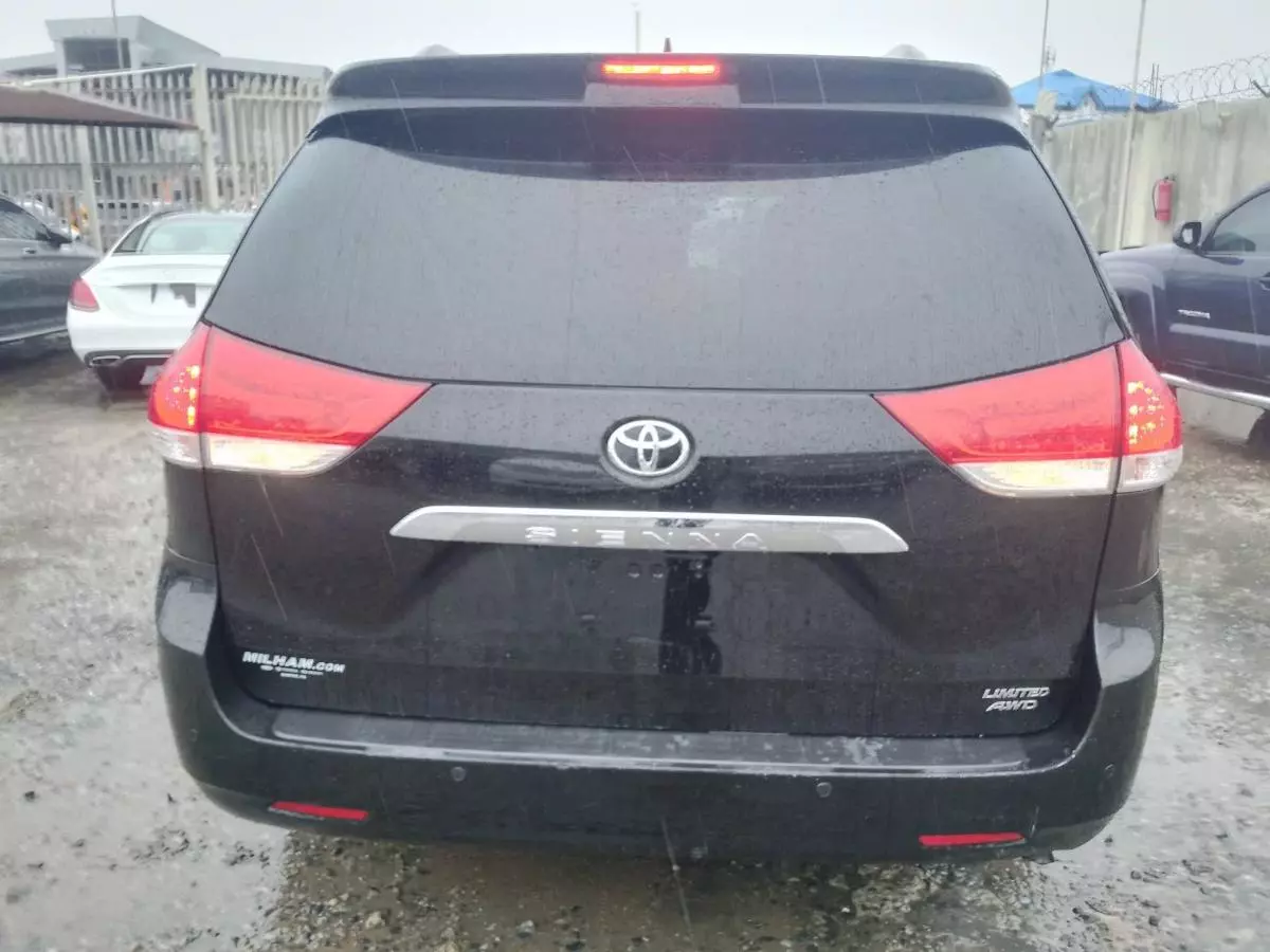 Toyota Sienna   - 2011