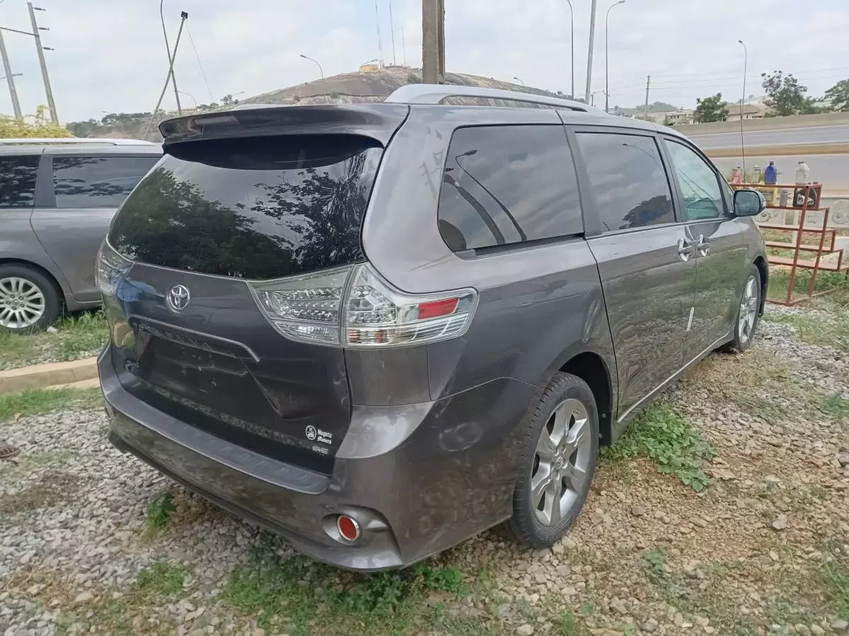 Toyota Sienna   - 2011