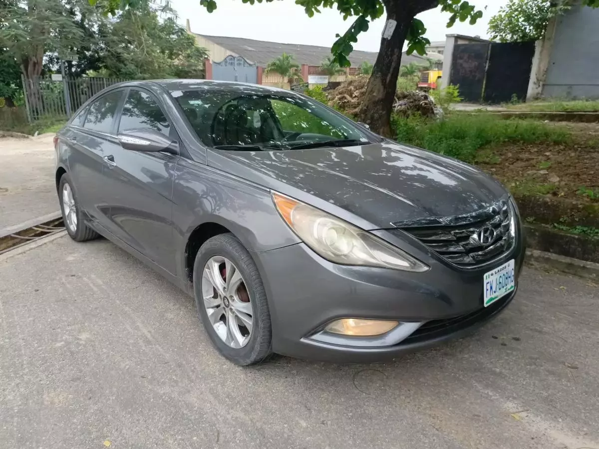 Hyundai Sonata   - 2011