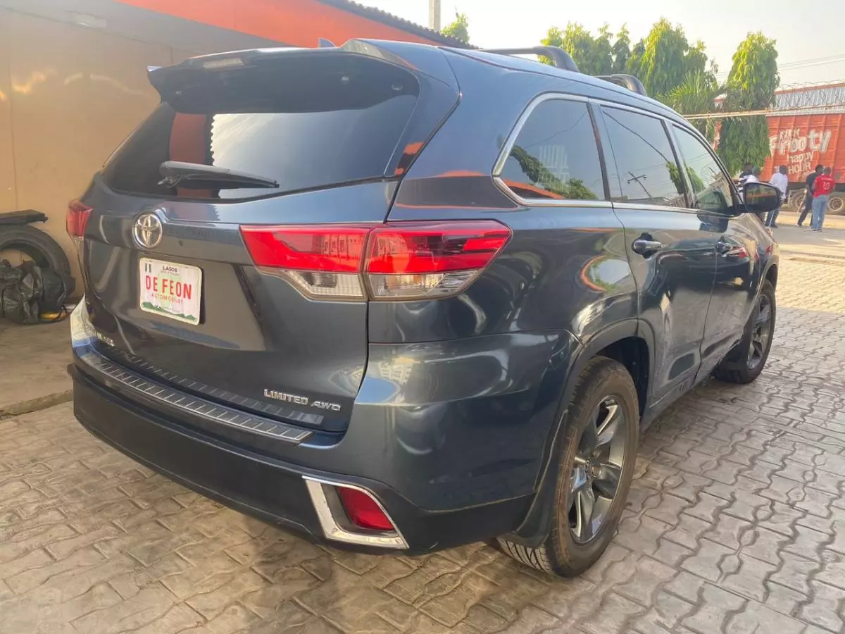 Toyota Highlander   - 2017