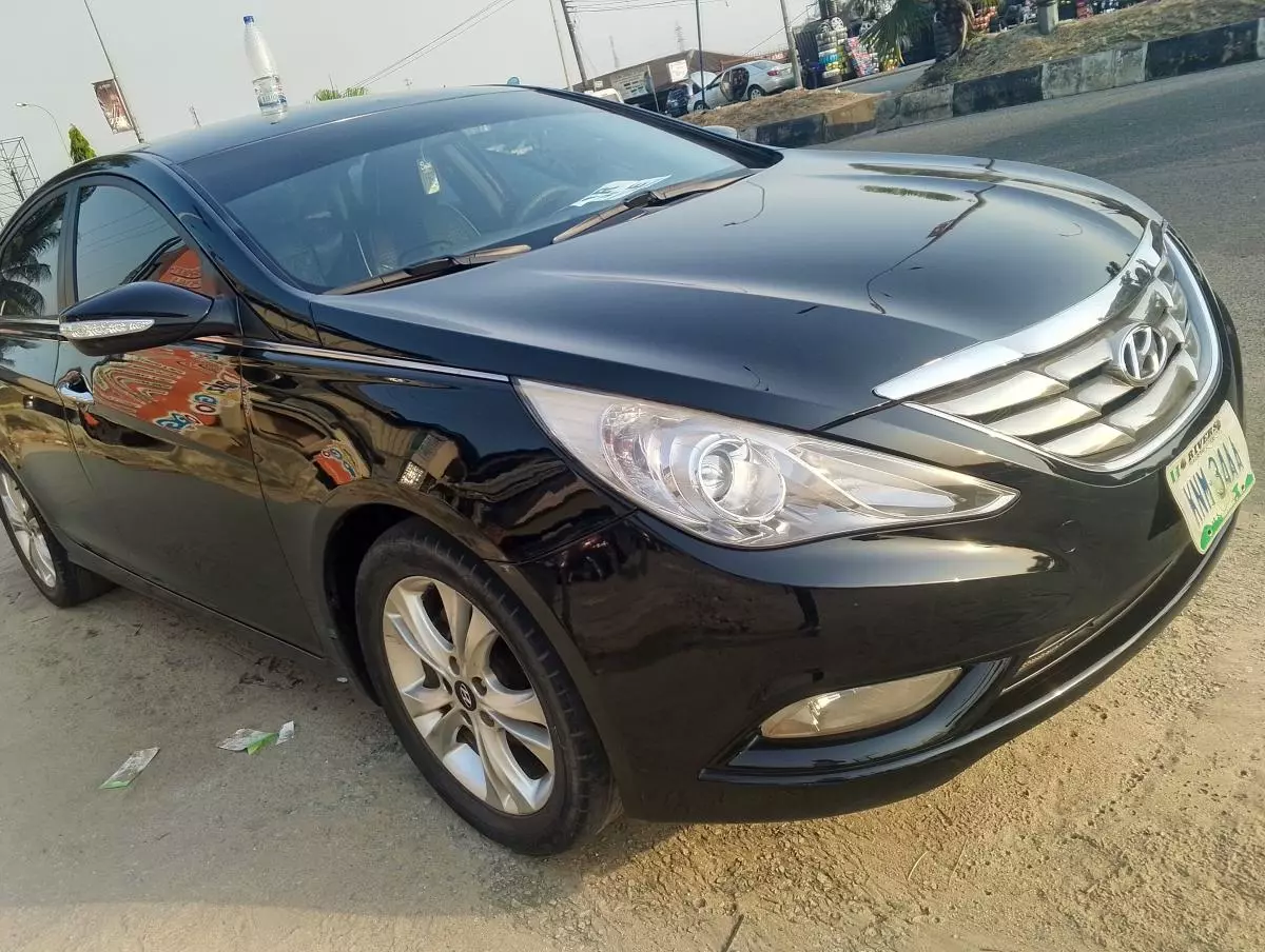 Hyundai Sonata   - 2012