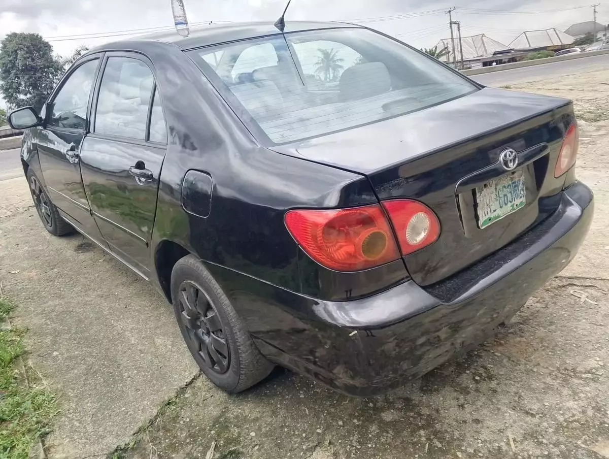 Toyota Corolla   - 2004