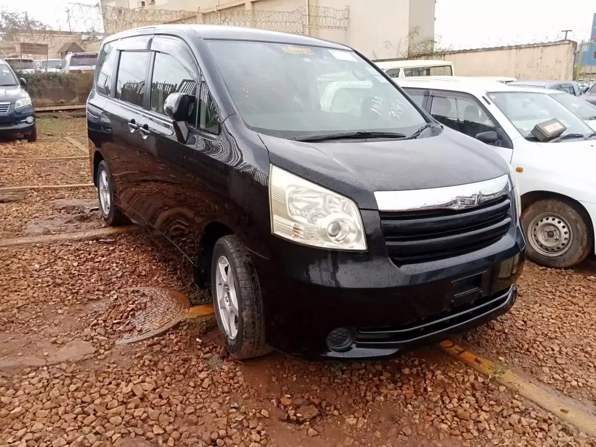 Toyota Noah   - 2012