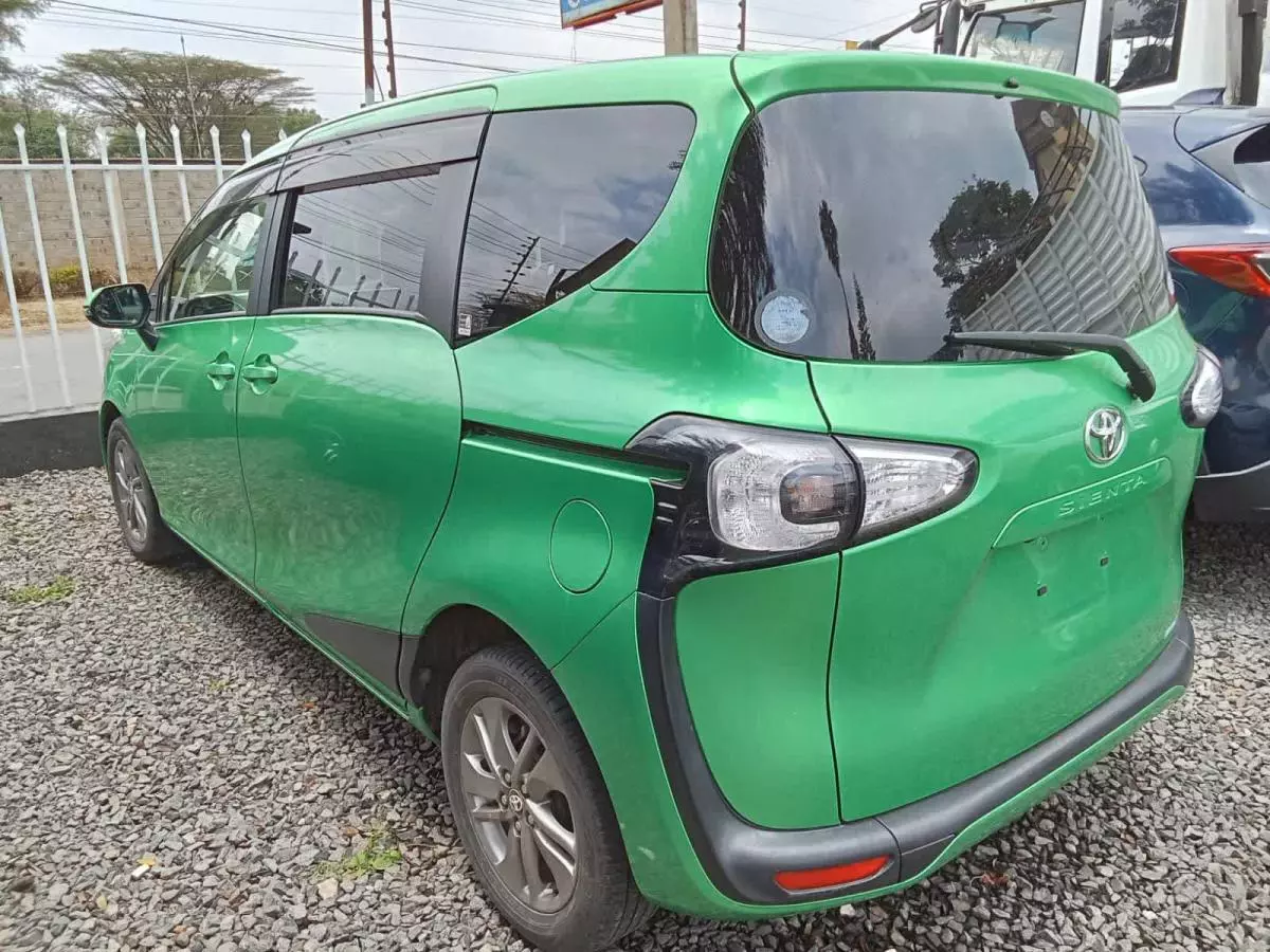 Toyota Sienta - 2016