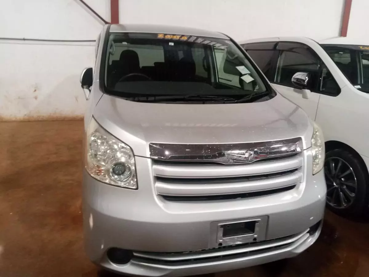 Toyota Noah   - 2009