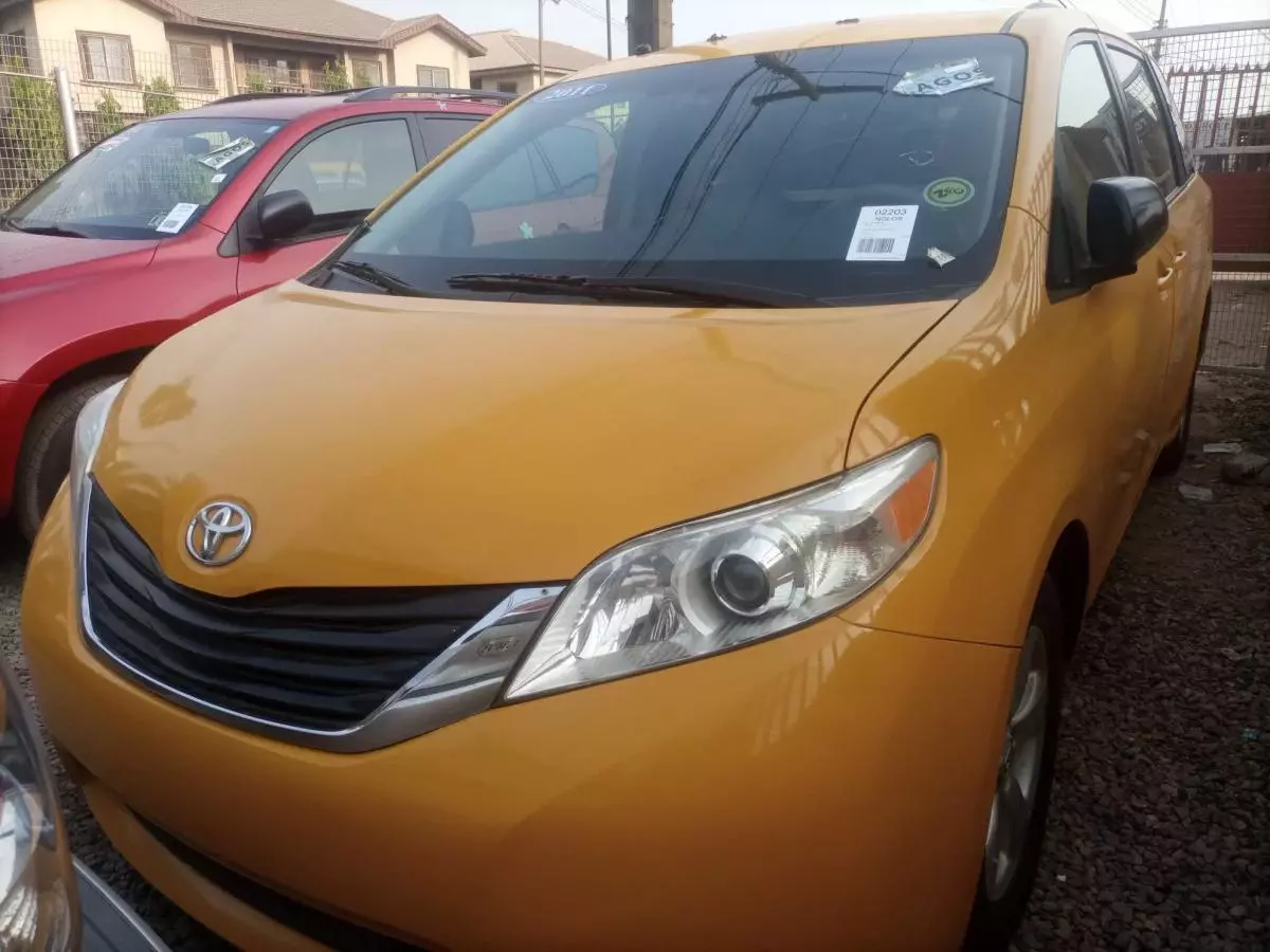 Toyota Sienna - 2011