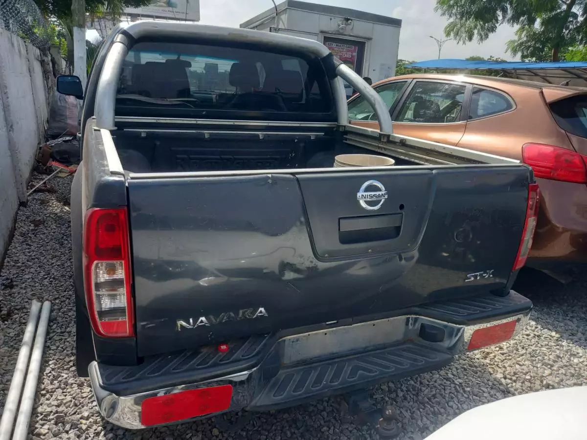 Nissan Navara   - 2011