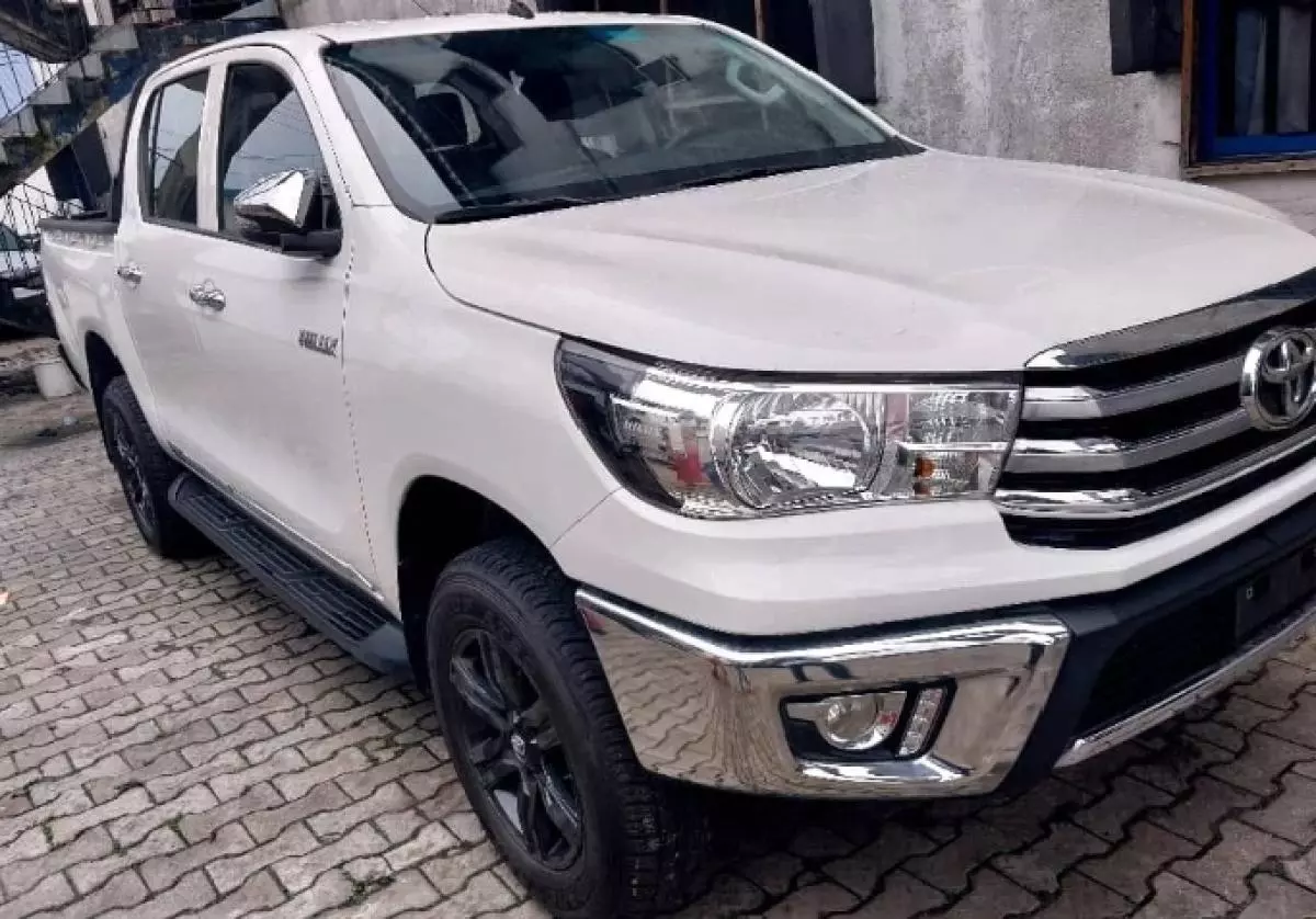 Toyota Hilux   - 2020