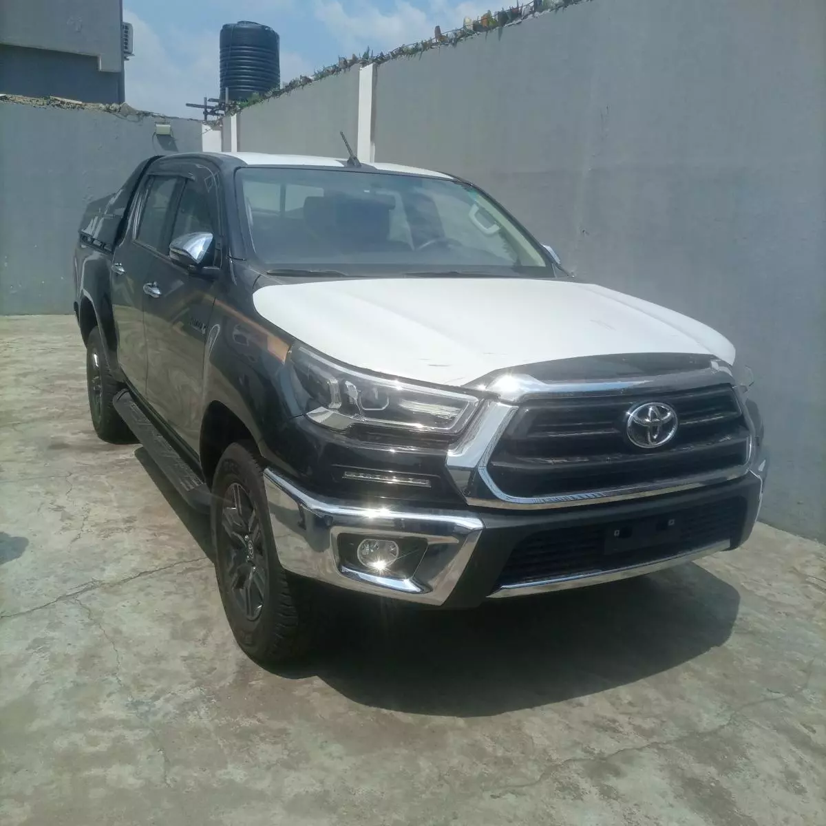 Toyota Hilux   - 2024