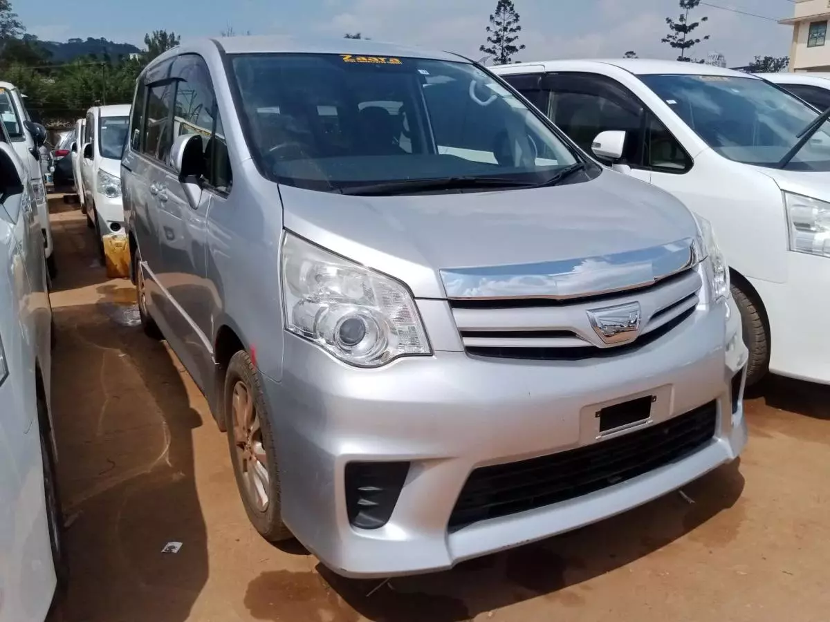 Toyota Noah   - 2011