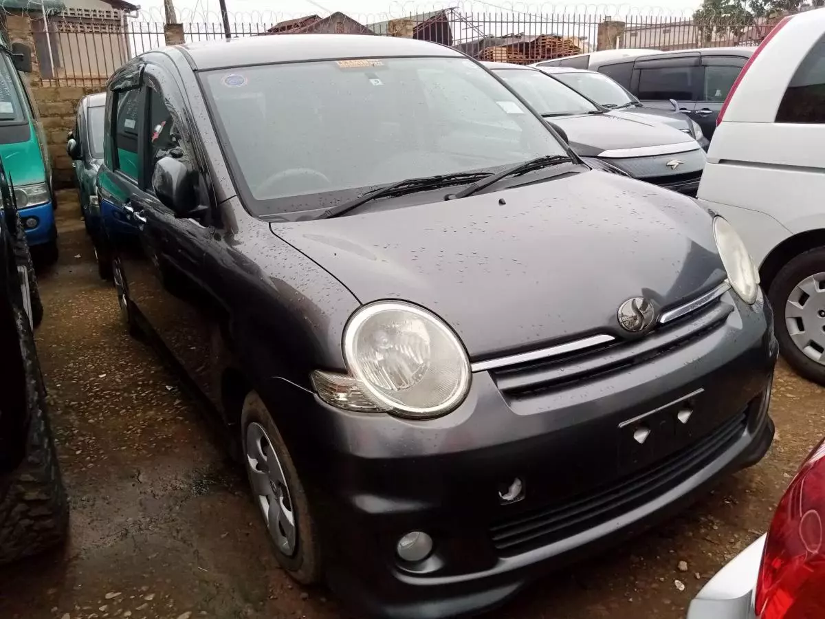 Toyota Sienta   - 2009