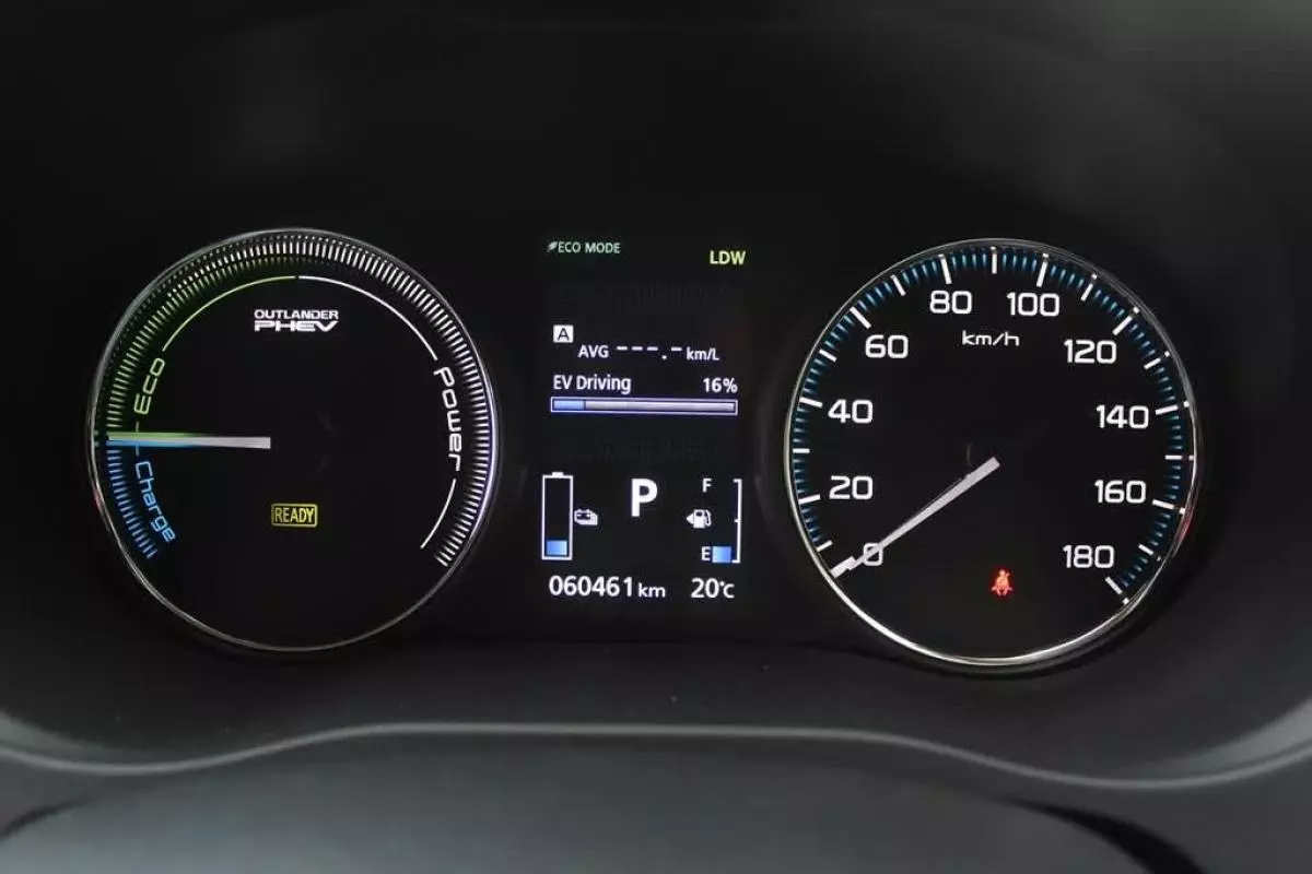 Mitsubishi Outlander hybrid  - 2016