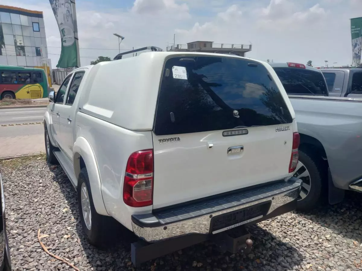 Toyota Hilux   - 2015