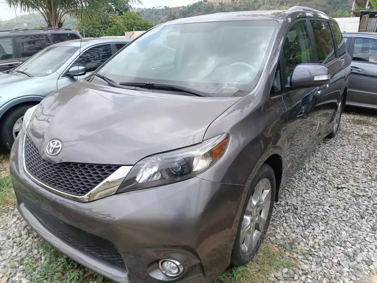 Toyota Sienna   - 2011