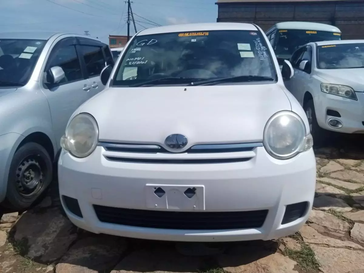 Toyota Sienta   - 2010