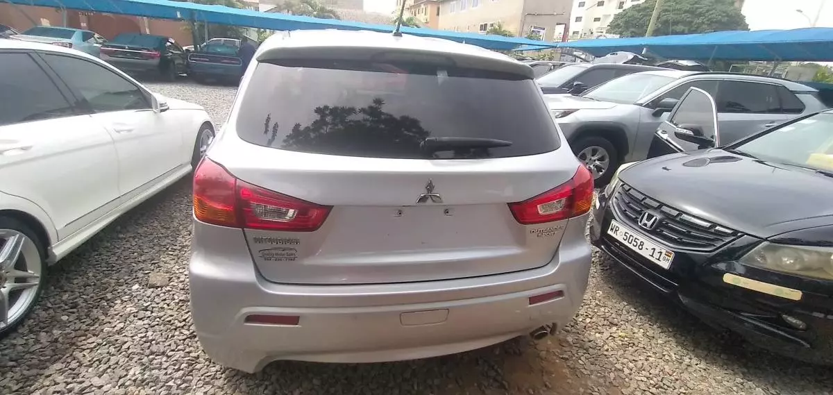 Mitsubishi OUTLANDER - 2011