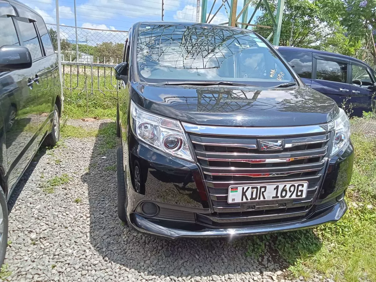 Toyota Noah   - 2017