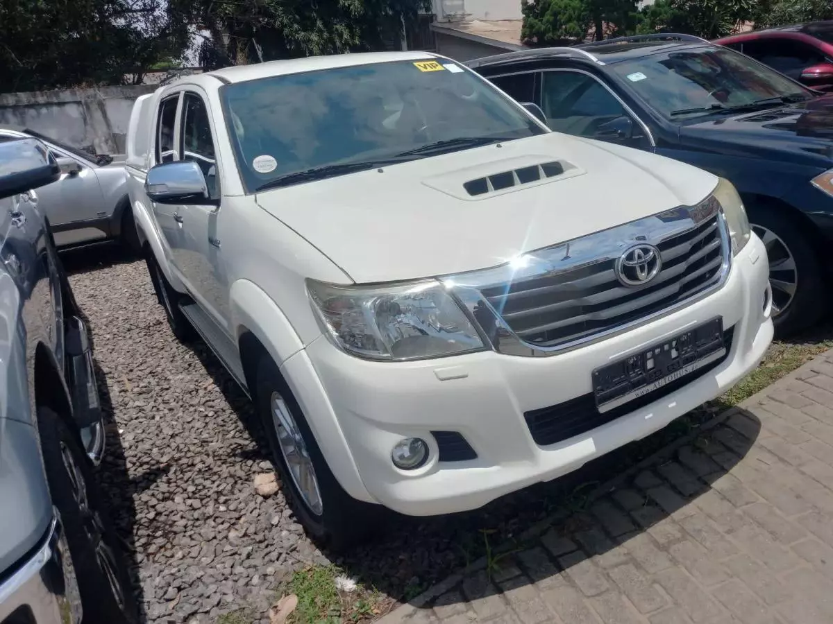 Toyota Hilux   - 2015