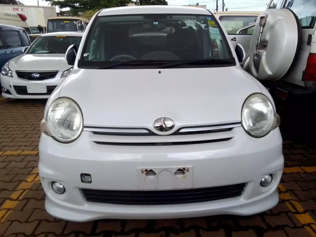 Toyota Sienta - 2010