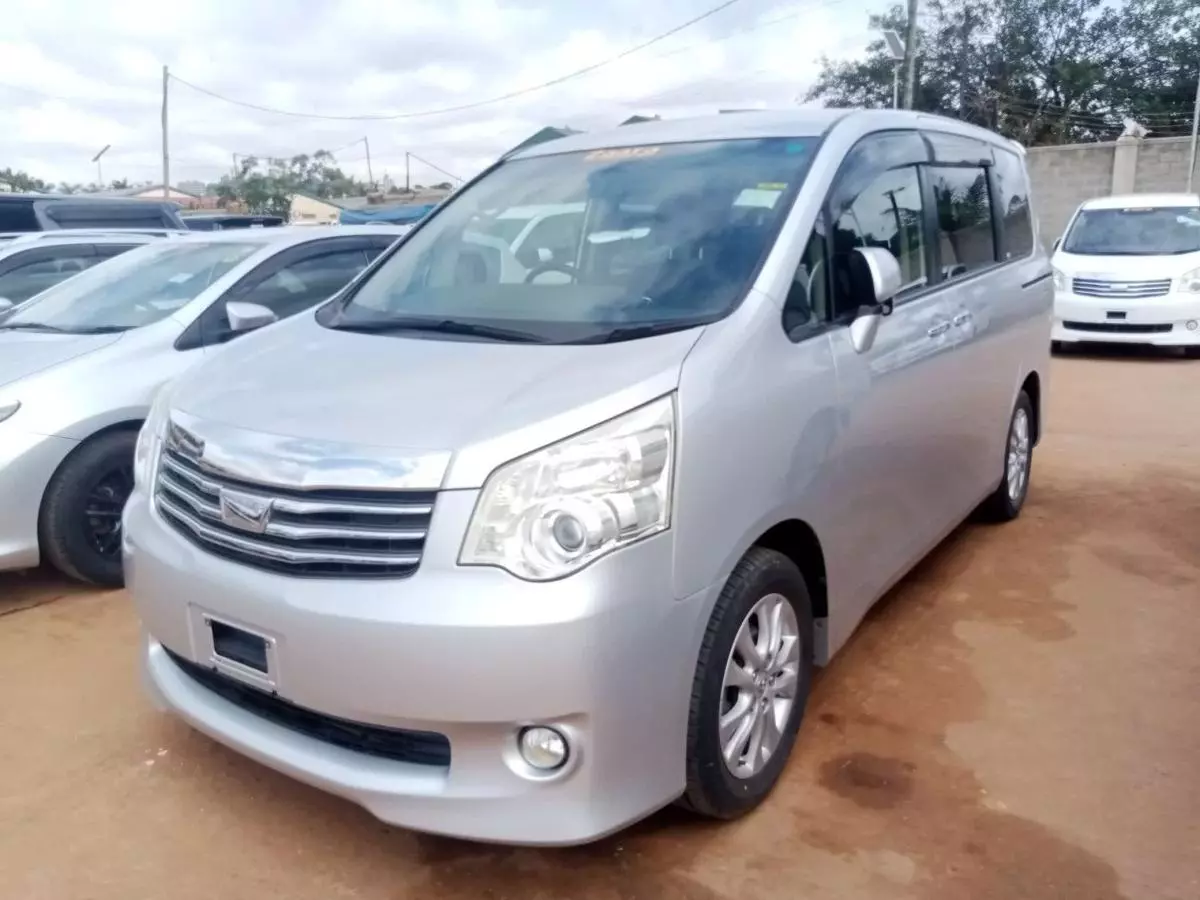 Toyota Noah   - 2011