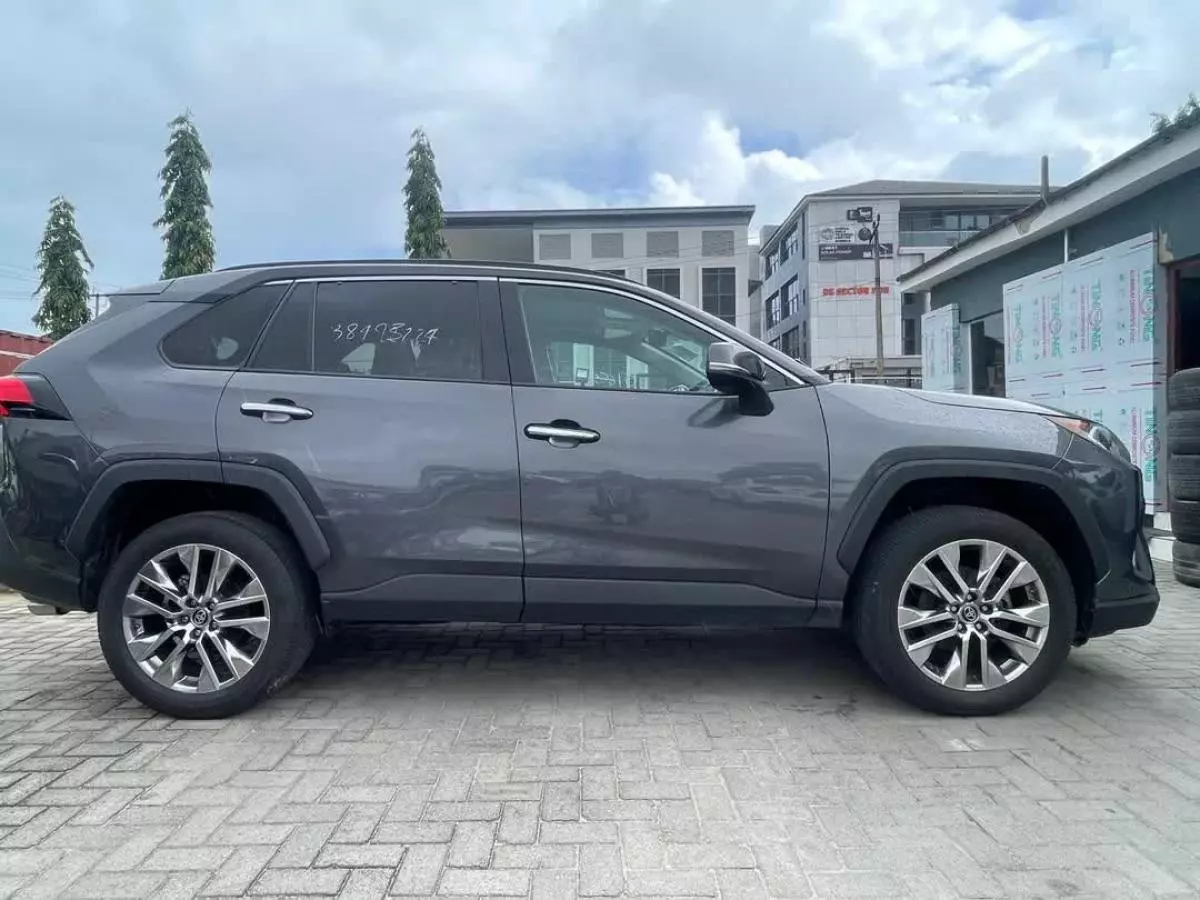 Toyota RAV 4   - 2019