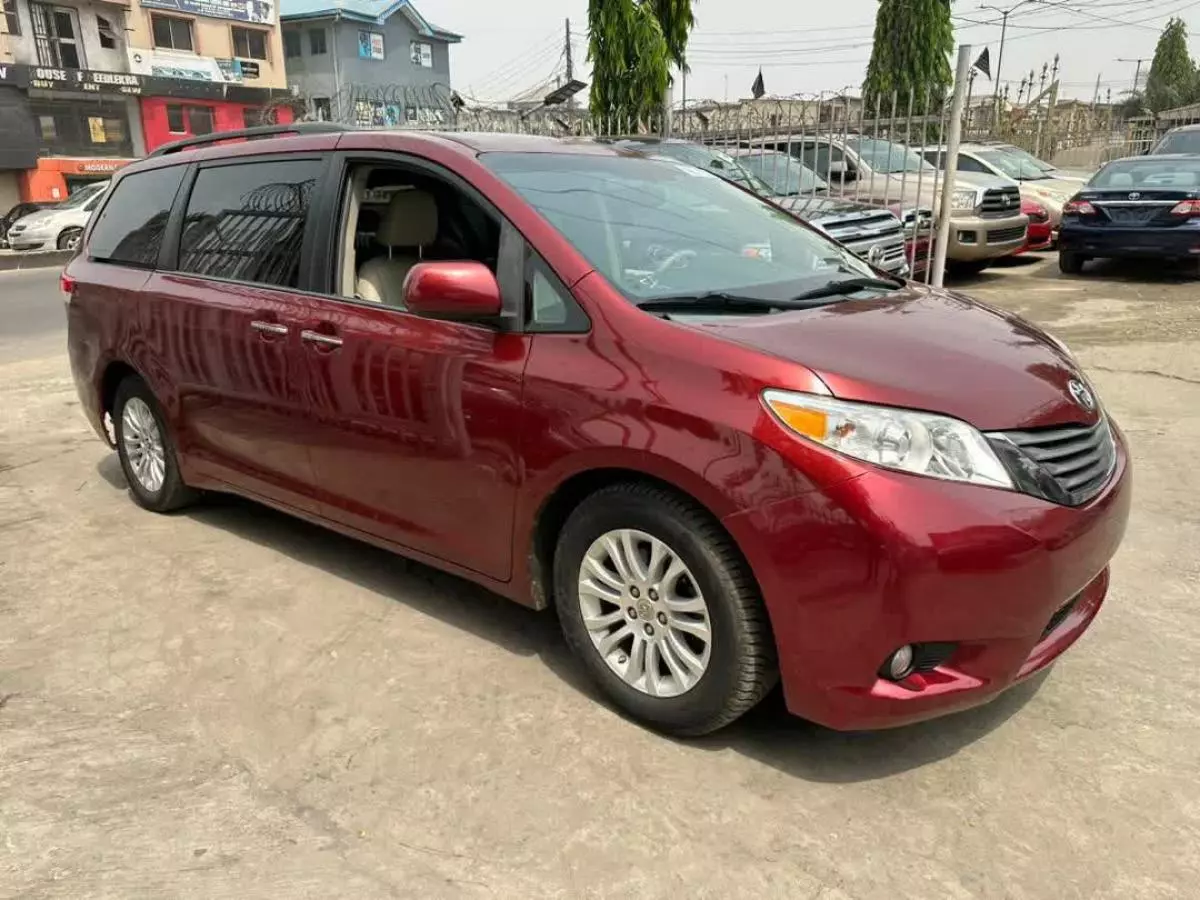 Toyota Sienna - 2013