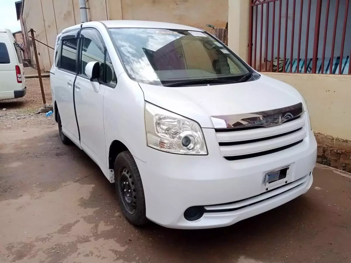 Toyota Noah   - 2009